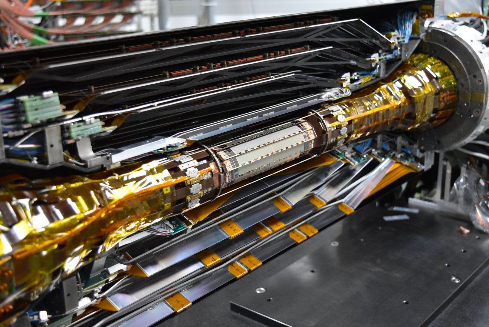 New world record: Thinnest-ever pixel detector installed