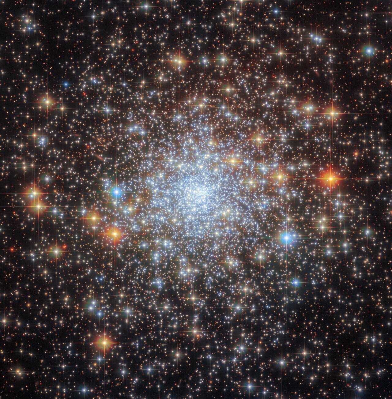 Hubble captures view of NGC 6652 globular cluster