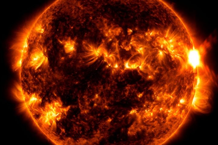 Strong Solar Flare Erupts from Sun