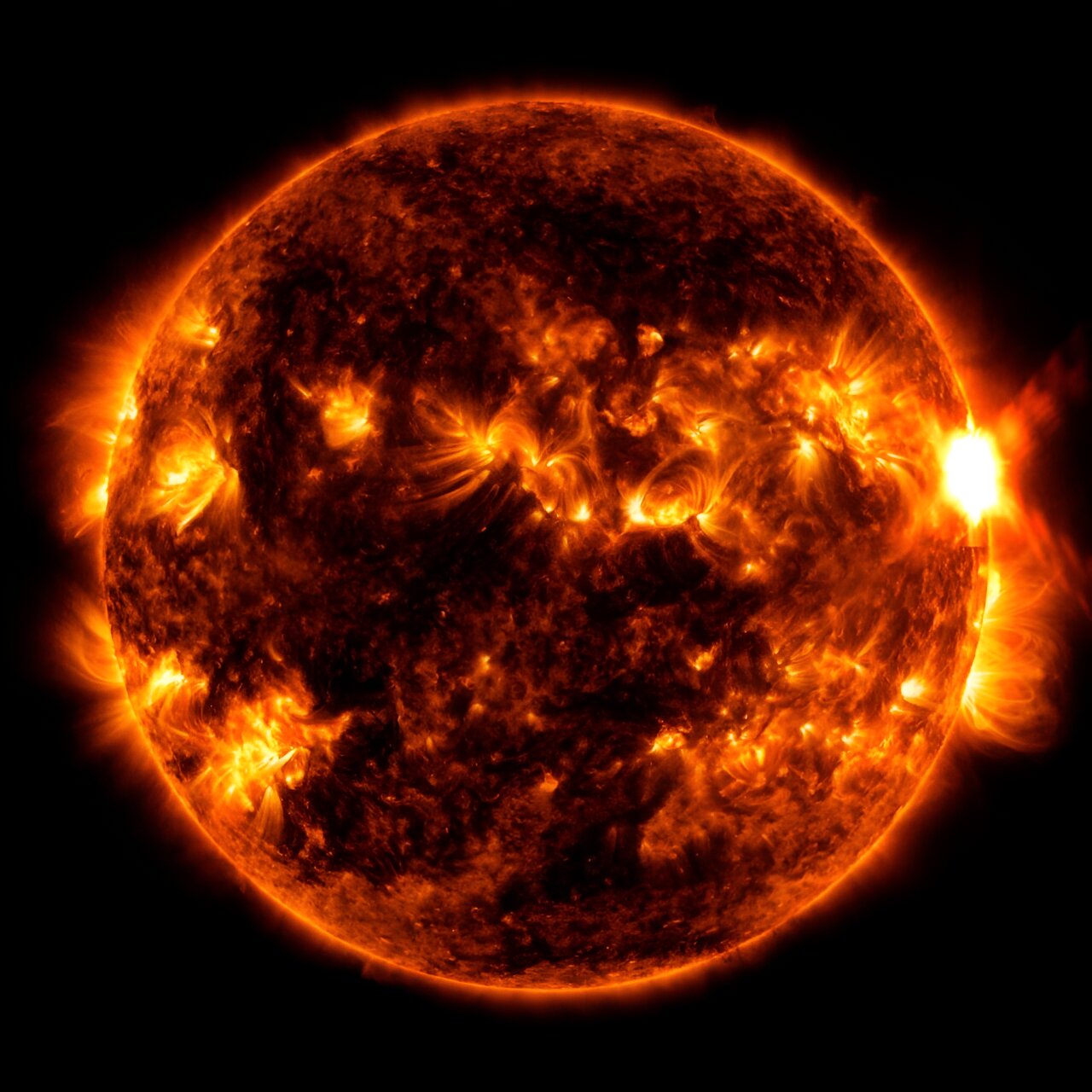 Strong Solar Flare Erupts from Sun