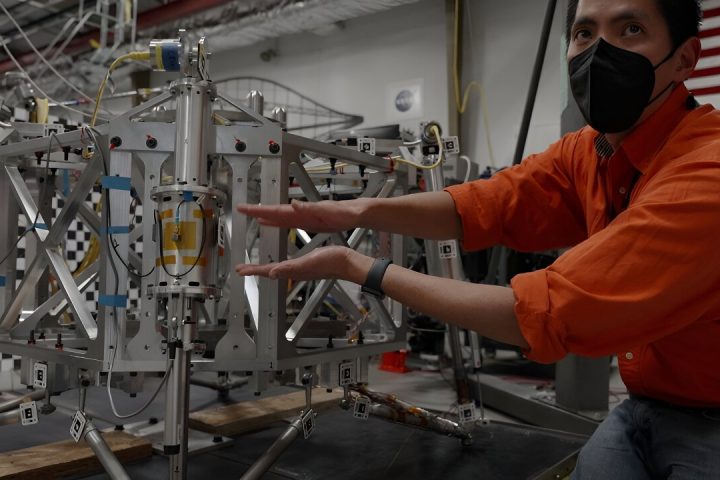 NASA Engineers Test Mars Lander’s Legs