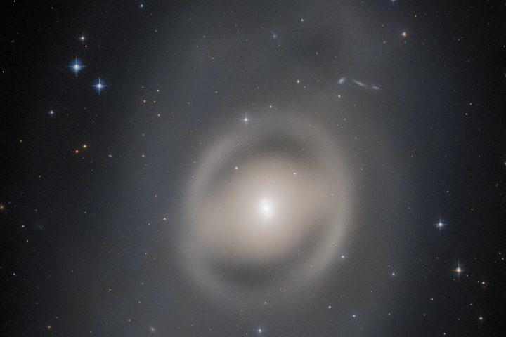 Hubble Snaps Stunning Image of Lenticular Galaxy NGC 6684