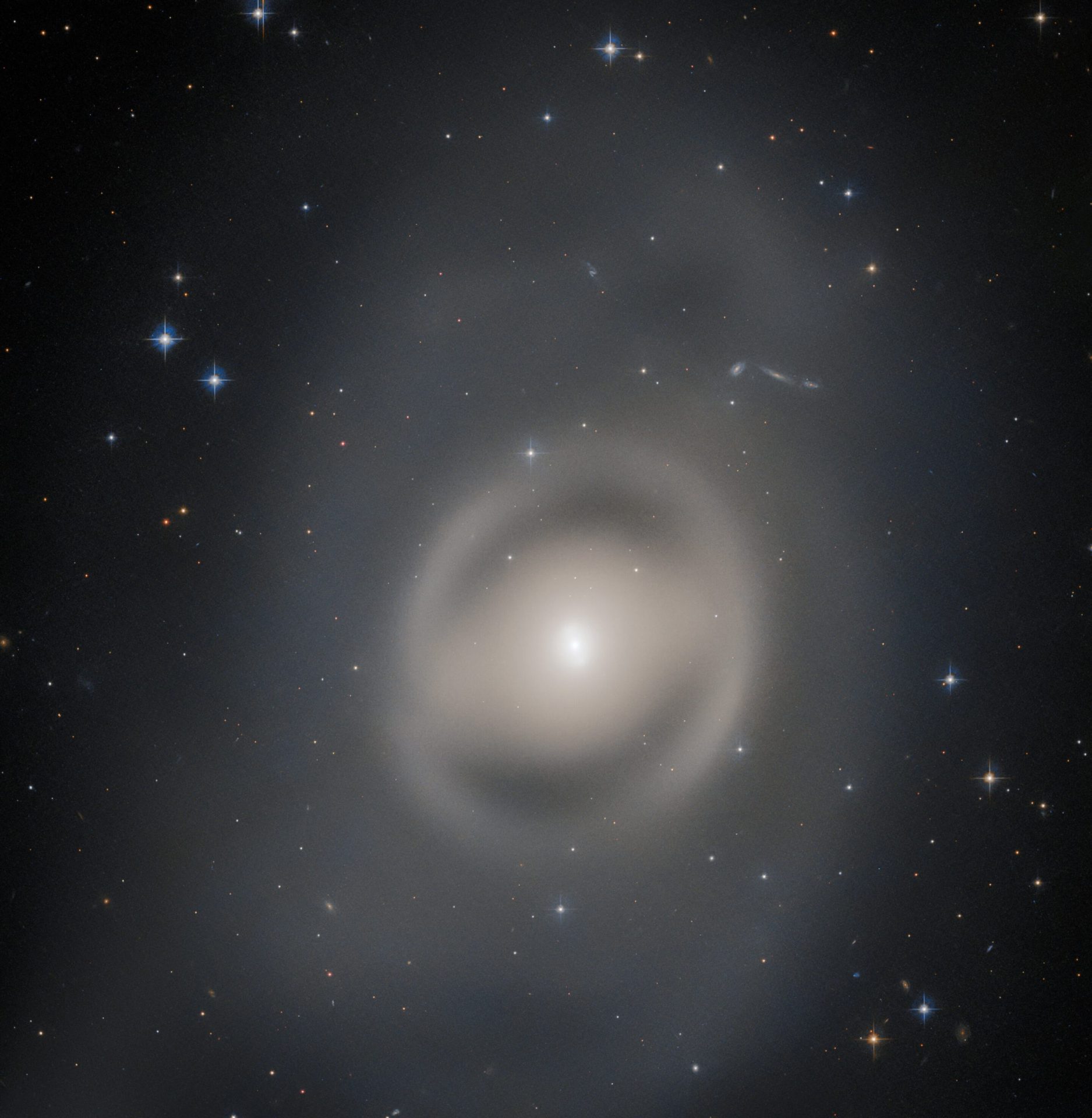 Hubble Snaps Stunning Image of Lenticular Galaxy NGC 6684