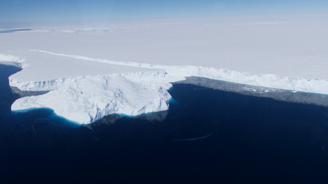 Helicopter Observations Reveal Warm Ocean Flows Towards Totten Ice Shelf in Southeast Antarctica